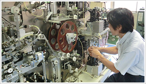 社内の制作ルームで機械の組立が行われます。